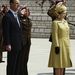1984 március: a királynő és férje Jordániában reprezentál. A zöld kalapról sárga virágok lógnak, érdekes megoldás.