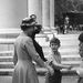 1957:Károly herceg épp bemutatja anyját, II. Erzsébet királynőt az osztálytársainak a Hill House School-ban.