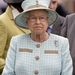 Egyik kedvenc szettünk: a kabát gombjai a kalapon is visszaköszönnek. II Erzsébet a Dubai Duty Free Weekend lóversenyen nézelődik.