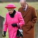 2012, Edinburgh: a királynő és Fülöp herceg templomba mennek Sandringham közelében. A kalap kifelé fordított karimája különösen jó!