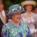 1998, Malajzia: a királynő Nicholas Kirkwood ruhában és kalapban van