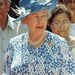 1997, India: ugyanaz a turné, más kék árnyalatú ruha. A kalap díszítése feltűnő és extrém