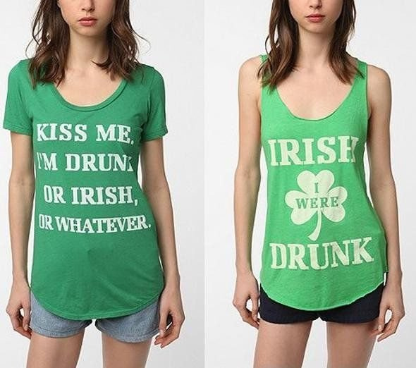 Íreket pocskondiázó pólók az Urban Outfitterstől.