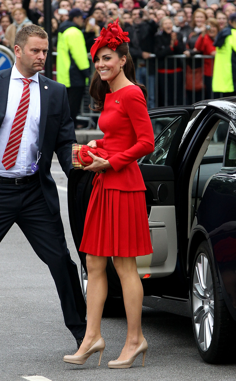 Kardashian nyakéket is vett az egyszerű piros ruhához, és extramagas Louboutin cipőt