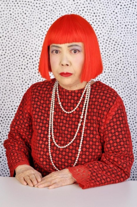 A művész, Yayoi Kusama. Szereti a pöttyöket és a pirosat. Elismert alkotó: az egyetlen olyan élő női művészként tartják számon, aki 2008-ban a New York-i Christies aukcióján 5100000 dollárért (1,1 milliárd forintért) tudta eladni alkotását.