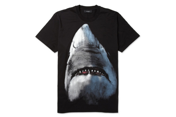 95 ezer forintos cápás pólót árul a Givenchy az őszre.