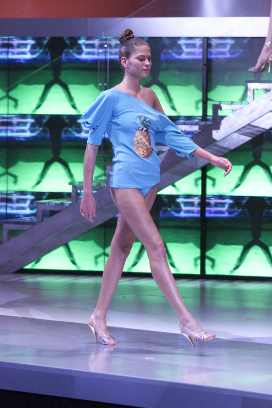 Lily Donaldson Phoebe Philo által tervezett Chloé ruhában.