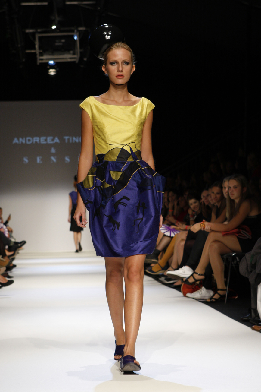 Andreea Tincu sárga és liláskék ruhája a következő nyárra.