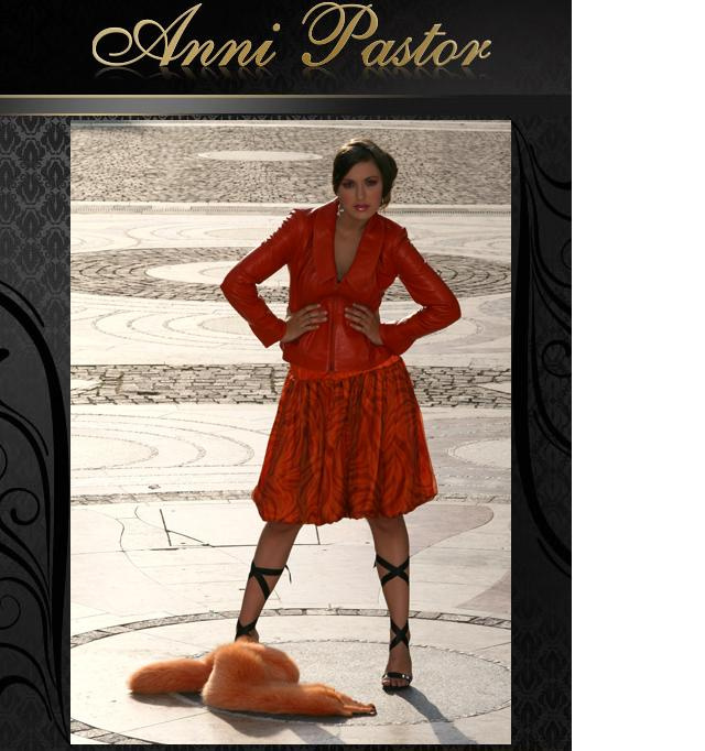 Az Anni Pastor egyik jól sikerült reklámképén döglött róka fölött pózol a modell. Ja, nem, az egy szép stóla.