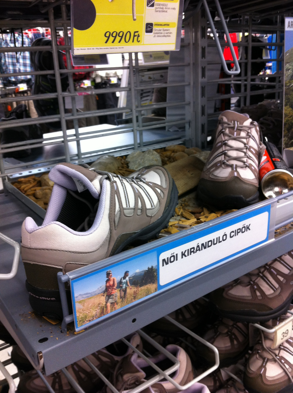 Over Irregular: a cipős részleg a lényeg, Merrel és Crocs termékek árasztják el a polcokat, de mérethiány van.