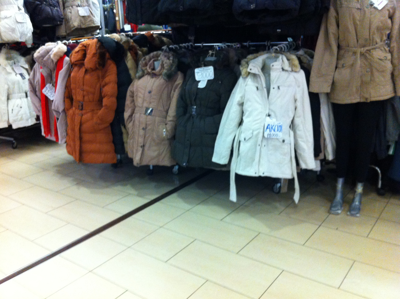 Kabátok az Ázsia Centerben: a pufidzsekik itt 9-11 ezer forint körül kaphatók.