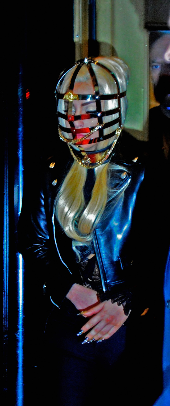 Ezek Gaga szokásos műkörmei, a délelőtti óriásköröm eltűnt már a kezéről délutánra.