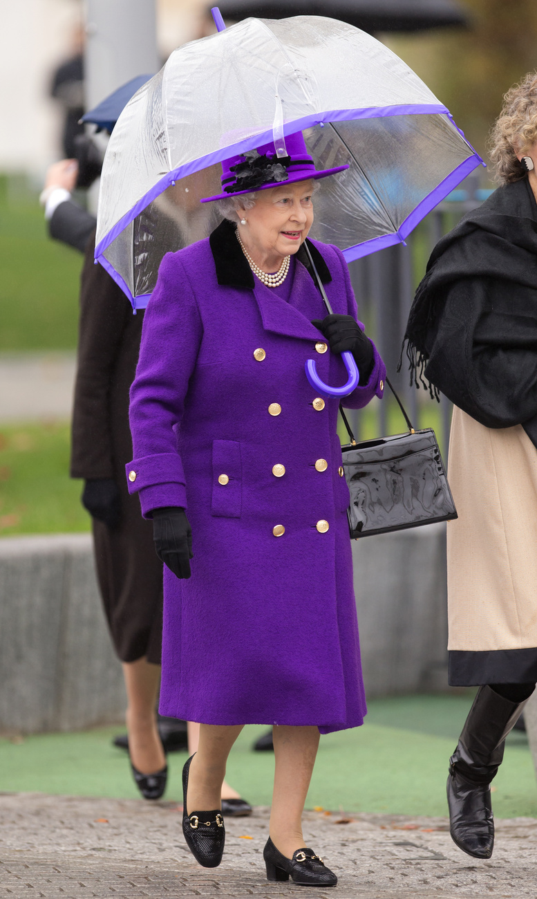2012 február: Katalin hercegné is rendesen öltözködik, a királynő szeret is vele mutatkozni.