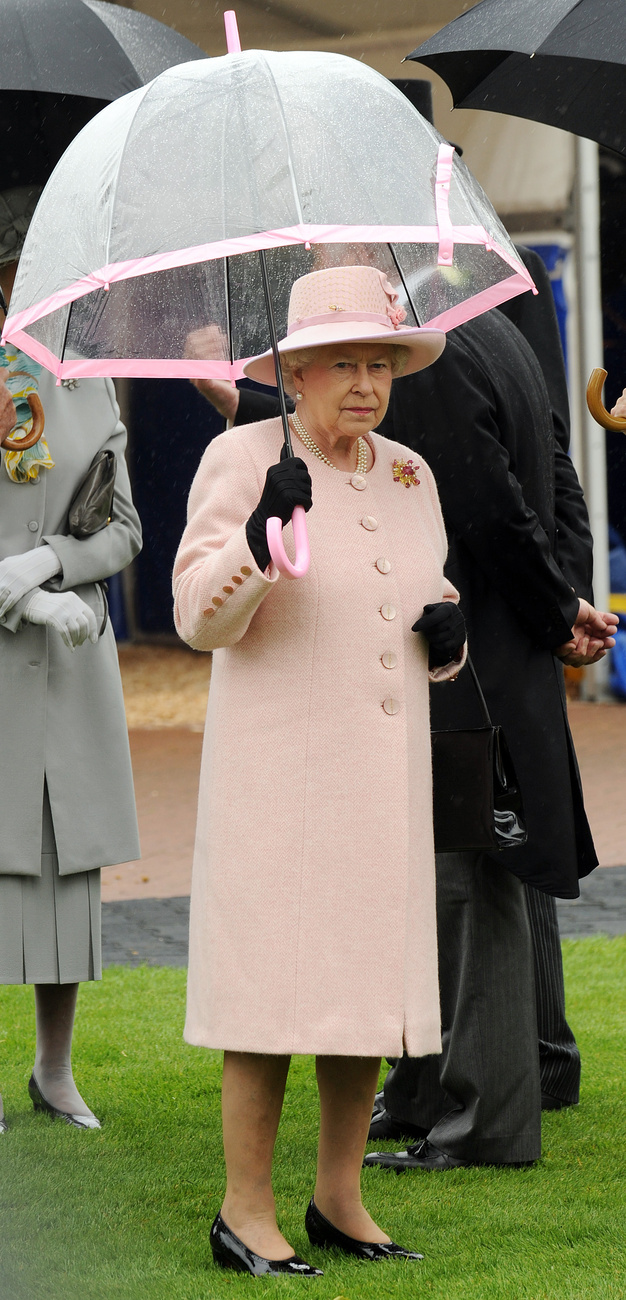 2012 február: Katalin hercegné is rendesen öltözködik, a királynő szeret is vele mutatkozni.