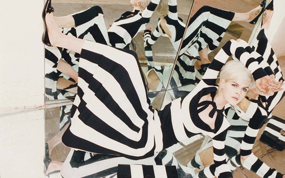 Kate Moss 20 évesként pózol a bronzbarna félmeztelen modellek között