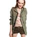 Ha Rihannának öltözne, a H&M-ben 12990 forintért talál khaki színű kabátot.