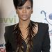 Rihanna egy feltűnő nyaklánccal dobta fel egyszerű fekete ruháját egy londoni partin.