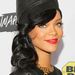 Rihanna fekete szereléséhez választotta a vörös színt