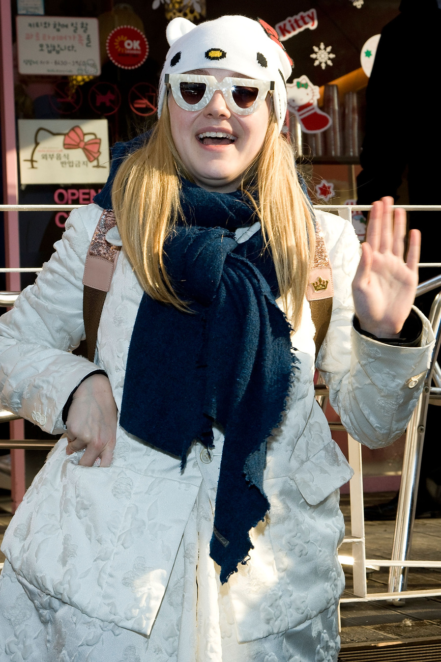 Emma Stone ruhájához illő feltűnő nyaklánccal Los Angelesben