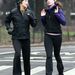 Kate Hudson és Anne Hathaway szolgáltatásnak megfelelően használják a sportruhát