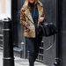 Kate Moss állatmintás kabátot és menő kalapot választott skinny farmeréhez.