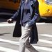 Catherine Zeta-Jones kék viharkabátban New Yorkban
