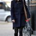 Pippa Middleton sötétkék kabátjához bézs színű táskát választott