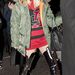 Rita Ora combcsizmában és khaki zöld kapucnis kabátban Londonban. 