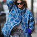 Sarah Jessica Parker szuper trendi, nagypöttyös kabátban sétál Manhattanban