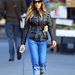 Sarah Jessica Parker egy elegánsabb, derékig érő kabátban, kötött sapkában sétál Manhattanban.