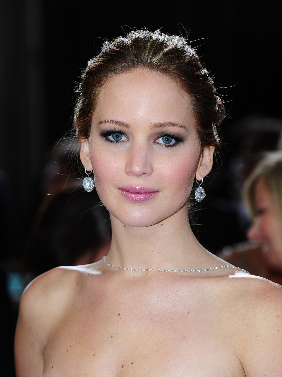 Jennifer Lawrence kék szemeit nagyon jól kiemelik a drámai feketével. 