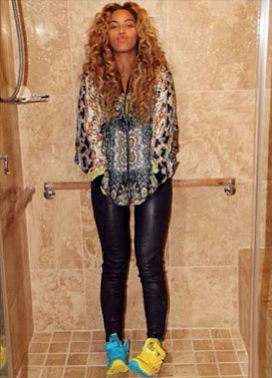 És ilyen a laza Beyoncé: bőrnadrág és sportcipő.