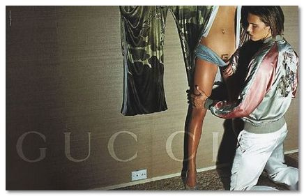 Mario Testino egyik legnépszerűbb kampánya a Guccinak 2001-ből
