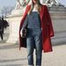 Az ismert divatblogger,Talita Silverberg Louboutin cipőben,  Alexander Wang táskával,   Top Shop kertésznadrágban és Massimo Dutti kabátban érkezett a Párizsi Divathétre.