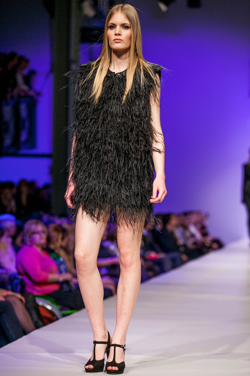 Zoób Kati Haute Couture-t visel Varga Katalin Eszter, a Miss Colours szépségverseny 2012-es győztese.