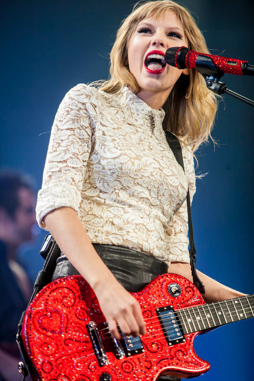 A hatszoros Grammy-díjas country-pop énekes, Taylor Swift.