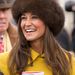 Pippa Middleton barna kucsmát viselt sárga kabátjához a nemrég megrendezett  Cheltenham Fesztiválon