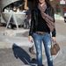 Andrea Chopard napszemüvegben és Gucci táskával vásárol