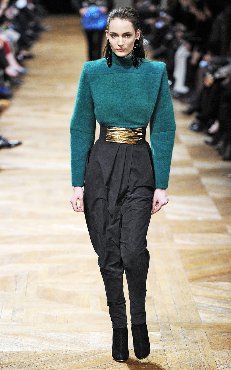 Púderszínű ruha zöld cipővel a Diortól