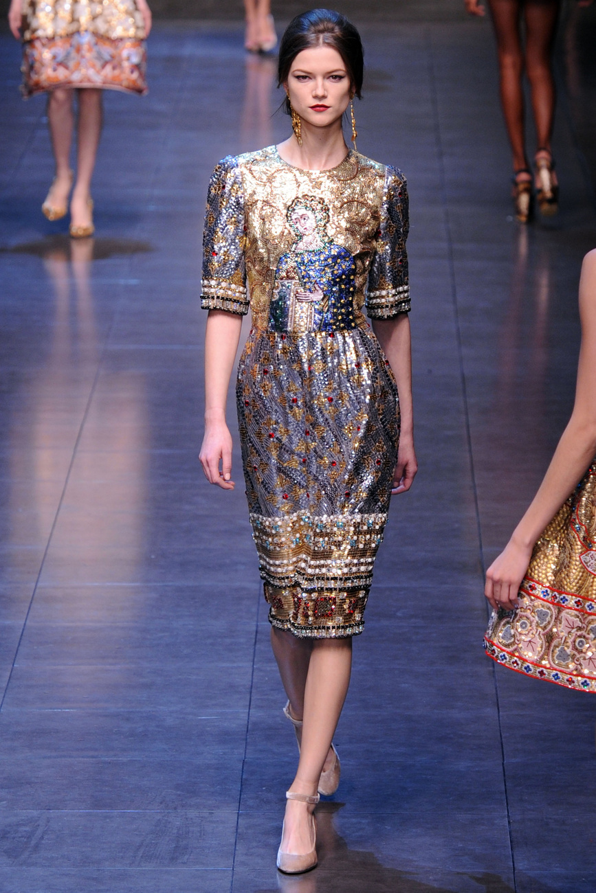 A diszkrétnek nem igazán mondható Dolce&Gabbana ruha a tervezőpáros 2013-as őszi-téli kollekciójából.