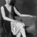London legismertebb modellje és celebje, Dorothea Varda gyöngyös harisnyában pózol 1924-ben.