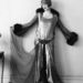  Elsie Randolph angol színésznő egy Norman Hartnell által tervezett ruhában pózol 1924-ben.
