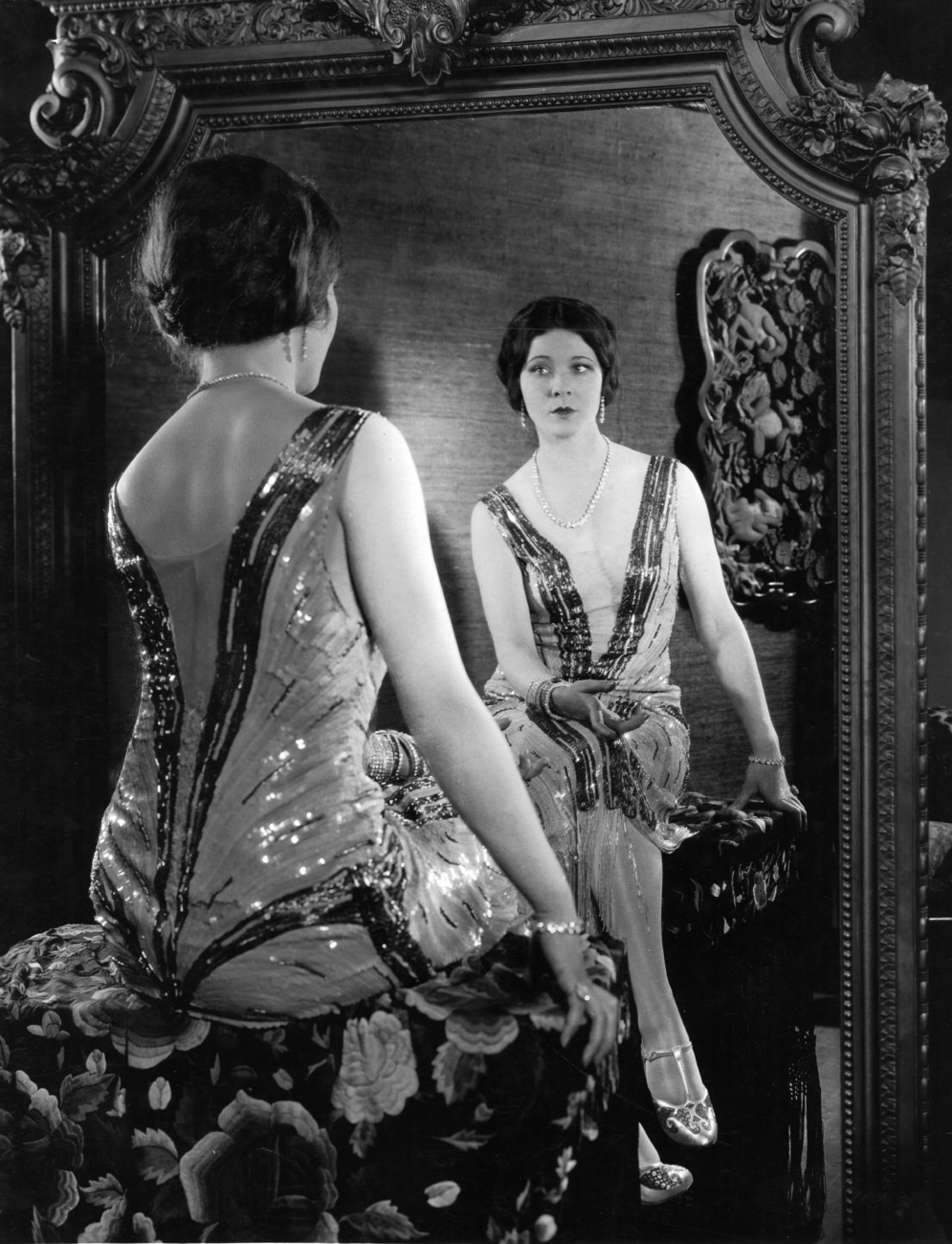 1925-ben tervezett piros selyem chiffon ruha Coco Chaneltől 