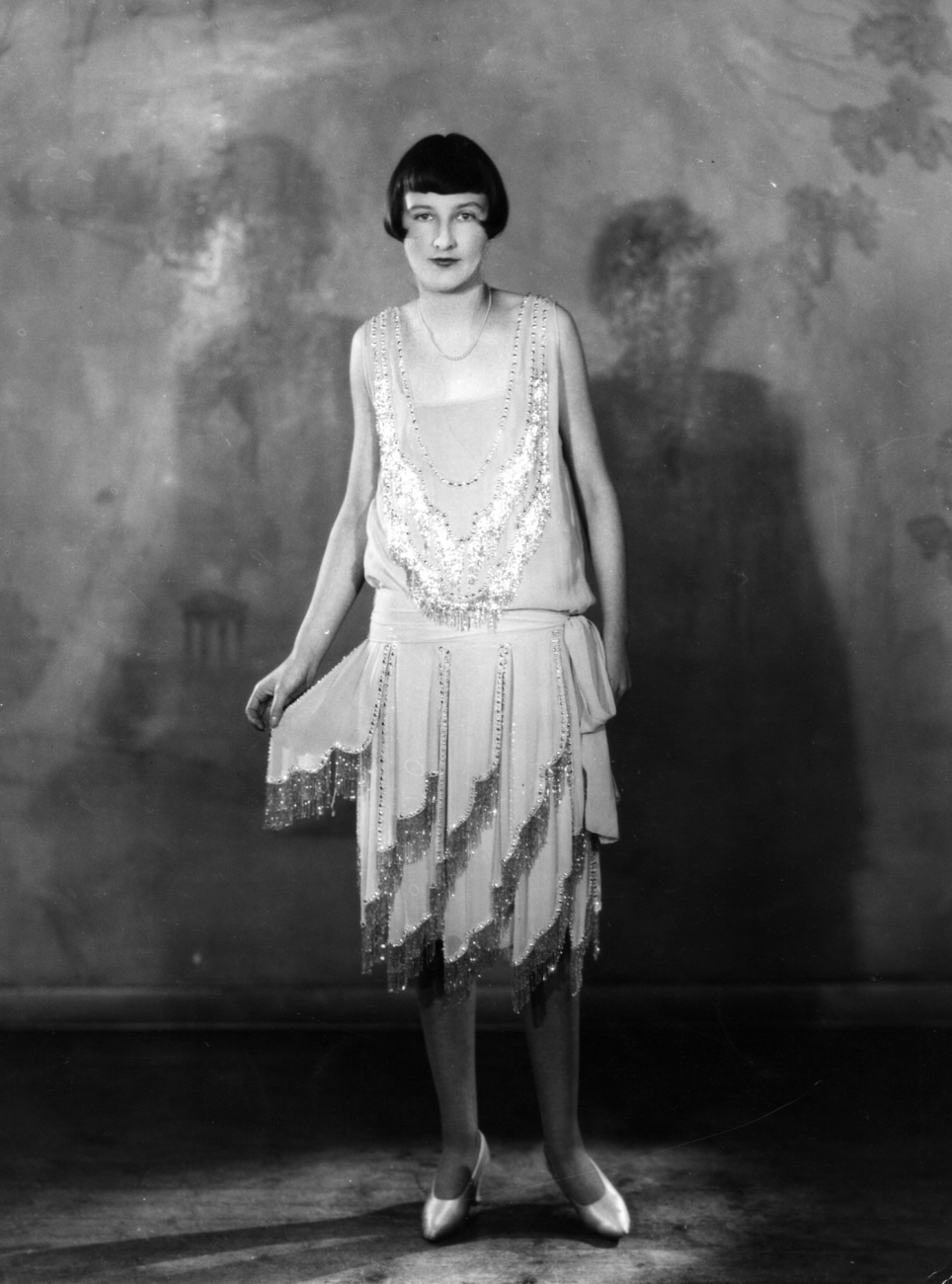 1925-ben tervezett piros selyem chiffon ruha Coco Chaneltől 