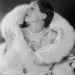 Joan Crawford színésznő rövid hajjal, kövekkel kirakott ruhában 1928-ban.