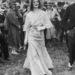 1928: egy igazán trendi nő eltakarja a vállát és érdekes kalapot választ. Ascot.