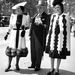 1939, Ascot: a fekete-fehér ultradivatos szetteket Mrs Andrews Hatwell és Mrs Bruce Webb viseli. Az úr középen Mr Frank Smith. A ruhákat Mrs Andrews Hatwell tervezte