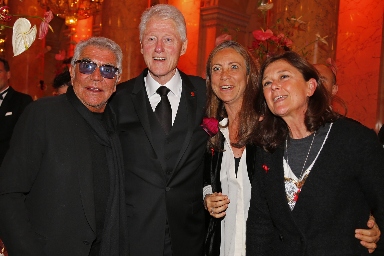 Roberto Cavalli és Bill Clinton hölgytársaságban.