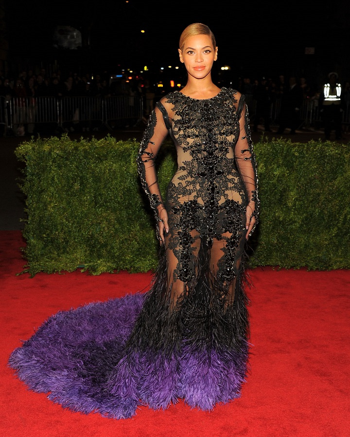 Beyoncé Givenchy-ruhában. Az a lila nem biztos, hogy kellett volna oda.