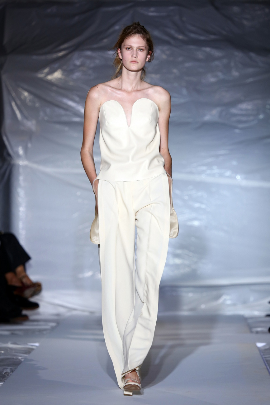 Martin Margiela modellje fehérben és táska nélkül.